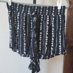 NWOT Justify Black and Daisy Shorts